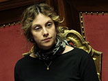В Италии после публикации журналом Chi фотографий министра по государственному управлению Марианны Мадиа, на которых она облизывает мороженое, разразился скандал