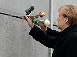 У мемориального комплекса "Берлинская стена" на улице Бернауэр-штрассе прошла памятная церемония с возложением цветов