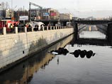 В Петербурге бензовоз с мазутом, протаранив несколько машин, упал в Обводный канал В Петербурге бензовоз с мазутом, протаранив несколько машин, упал в Обводный канал