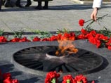 В Крымске завели дело на вандалов за поджигание венков, выложенных в форме свастики, рядом с Вечным огнем