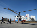 Сотрудники МЧС у вертолета Ка-32 во время учений по ликвидации последствий дорожно-транспортного происшествия