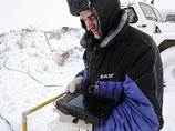 На этот раз - впервые с момента ее обнаружения - ученым удалось обследовать внутреннюю часть воронки и взять пробы грунта и льда для проведения химического и изотопного анализов, первичных криолотологических исследований На этот раз - впервые с момента ее обнаружения - ученым удалось обследовать внутреннюю часть воронки и взять пробы грунта и льда для проведения химического и изотопного анализов, первичных криолотологических исследований