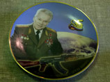 Основанное знаменитым конструктором Михаилом Калашниковым Закрытое акционерное общество (ЗАО) "М.Т.Калашников", которое после смерти легендарного оружейника возглавляют его дочь и внук, подало иски в суд о взыскании компенсации Основанное знаменитым конструктором Михаилом Калашниковым Закрытое акционерное общество (ЗАО) "М.Т.Калашников", которое после смерти легендарного оружейника возглавляют его дочь и внук, подало иски в суд о взыскании компенсации