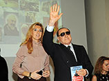Берлускони попал в больницу с воспалением глаза - "это все проклятая статуэтка!"