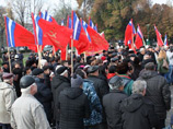 Около ста активистов компартии Киргизии и "Центра славянской культуры" вышли к посольству с транспарантами на русском и киргизском языках - "Золотые яйца Сороса - это война, анархия и смерть", "Кыгрызстан + Россия = Таможенный союз" Около ста активистов компартии Киргизии и "Центра славянской культуры" вышли к посольству с транспарантами на русском и киргизском языках - "Золотые яйца Сороса - это война, анархия и смерть", "Кыгрызстан + Россия = Таможенный союз"