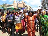 В столице Кении, Найроби, прошел митинг женщин за право одеваться в одежду западного стиля. Толпа скандировала "Моя одежда - мой выбор" и прошла маршем по центральной части Найроби