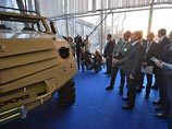 Перед началом форума главе государства показали военные машины под названием "Вежливые броневики". "С помощью вежливости и оружия возможно сделать гораздо больше, чем только с помощью вежливости", - прокомментировал новинку Путин