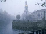 Санкт-Петербург накрыл густой туман, жители жалуются на запах гари. Специалисты уверяют, что это из-за температуры