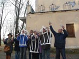 Журналистов, которые сфотографировались в Белоруссии с оригами в руках, обвинили в проведении несанкционированной акции
