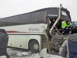 В Красноярском крае поезд столкнулся с автобусом: по данным ГИБДД, пострадали 12 человек. ЧП произошло на 9-м километре трассы Канск - Тасеево: по неясной причине, автобус выехал на регулируемый переезд, когда там работал красный сигнал светофора