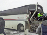 В Красноярском крае поезд столкнулся с автобусом: по данным ГИБДД, пострадали 12 человек. ЧП произошло на 9-м километре трассы Канск - Тасеево: по неясной причине, автобус выехал на регулируемый переезд, когда там работал красный сигнал светофора В Красноярском крае поезд столкнулся с автобусом: по данным ГИБДД, пострадали 12 человек. ЧП произошло на 9-м километре трассы Канск - Тасеево: по неясной причине, автобус выехал на регулируемый переезд, когда там работал красный сигнал светофора