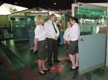 Женщина очень возмущалась, когда выяснилось, что покидать пределы родной страны ей запрещено. При этом рейс пришлось отложить, а стюардессе - срочно искать замену, отмечается в сообщении Женщина очень возмущалась, когда выяснилось, что покидать пределы родной страны ей запрещено. При этом рейс пришлось отложить, а стюардессе - срочно искать замену, отмечается в сообщении