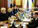 Украинский президент Петр Порошенко по итогам переговоров с лидером Литвы Далей Грибаускайте рассказал, что литовская сторона пообещала в ближайшее время начать поставки вооружений для украинских военных