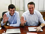 Братьев Навальных обвиняют в хищении у французской компании Yves Rocher ("Ив Роше") более 31 миллиона рублей, переданных в счет оплаты транспортных услуг Главному подписному агентству, организованному братьями Навальными Братьев Навальных обвиняют в хищении у французской компании Yves Rocher ("Ив Роше") более 31 миллиона рублей, переданных в счет оплаты транспортных услуг Главному подписному агентству, организованному братьями Навальными