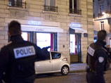 Французские полицейские обезвредили двух преступников, вооруженных автоматом, которые ограбили салон ювелирного дома Cartier. При попытке скрыться грабители взяли двух заложников и пытались спрятаться в парикмахерской
