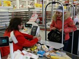 Россияне жалуются на снижение уровня жизни, виня в этом нефть, западные санкции и Крым Россияне жалуются на снижение уровня жизни, виня в этом нефть, западные санкции и Крым