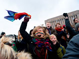 Пока что он не вступил в силу, и гомосексуалам можно заключать только гражданские союзы. Легализация однополых браков позволит парам усыновлять детей и носить одну фамилию Пока что он не вступил в силу, и гомосексуалам можно заключать только гражданские союзы. Легализация однополых браков позволит парам усыновлять детей и носить одну фамилию