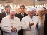 Папа римский Франциск помолился в главной мечети Стамбула вместе с муфтием