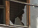 От ударной волны разбиты стекла соседних домов. Спасатели с помощью автокрана приступили к разбору завалов От ударной волны разбиты стекла соседних домов. Спасатели с помощью автокрана приступили к разбору завалов
