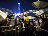 В Гонконге рано утром в понедельник резко активизировались активисты Occupy Central: сотни человек в касках и защитных масках из лагеря в районе Адмиралти выдвинулись к полицейским кордонам в попытке прорваться к административным зданиям