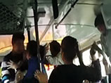 В индийском автобусе две сестры с помощью ремня отбились от насильников (ВИДЕО) В индийском автобусе две сестры с помощью ремня отбились от насильников (ВИДЕО)