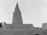 Гробница пророка Иезекииля в иракском городе Эль-Кифль была обращена в мечеть, а украшавшие ее еврейские надписи уничтожены