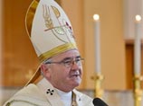 Архиепископ Брислин также от себя заявил, что женщины-католички, которые принимают незаконное рукоположение в священный сан от лиц с сомнительным каноническим статусом, "тем самым отлучают себя от Церкви и причастия"
