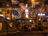 В центре Киева около сотни оппозиционеров с битами и цепями перекрыли Крещатик