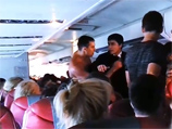 Россияне, летевшие с индийского курорта в Уфу, устроили драку в самолете (ВИДЕО)