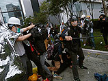 Основатели движения Occupy Central в Гонконге решили сдаться полиции после того, как протестующие впервые применили насилие