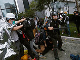 Основатели движения Occupy Central в Гонконге решили сдаться полиции после того, как протестующие впервые применили насилие Основатели движения Occupy Central в Гонконге решили сдаться полиции после того, как протестующие впервые применили насилие