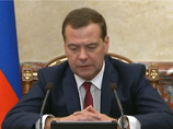 Медведев начал освобождать бизнес от "бесконечной бумажной возни"