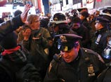 Полиция Нью-Йорка задержала минувшей ночью более 200 человек, протестовавших против решения присяжных не привлекать к суду полицейского Дэниела Панталео, задушившего в июле безоружного афроамериканца Эрика Гарнера