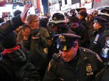 Полиция Нью-Йорка задержала минувшей ночью более 200 человек, протестовавших против решения присяжных не привлекать к суду полицейского Дэниела Панталео, задушившего в июле безоружного афроамериканца Эрика Гарнера Полиция Нью-Йорка задержала минувшей ночью более 200 человек, протестовавших против решения присяжных не привлекать к суду полицейского Дэниела Панталео, задушившего в июле безоружного афроамериканца Эрика Гарнера