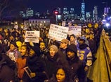 Как сообщает CNN, протестующие буквально заполонили улицы Нью-Йорка, в некоторых местах перекрыв движение, требуя изменить вердикт присяжных и отправить под суд полицейского, убившего Гарнера Как сообщает CNN, протестующие буквально заполонили улицы Нью-Йорка, в некоторых местах перекрыв движение, требуя изменить вердикт присяжных и отправить под суд полицейского, убившего Гарнера