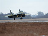 Двухместный корабельный истребитель МиГ-29КУБ на аэродроме Летно-исследовательского института им. М.М.Громова Двухместный корабельный истребитель МиГ-29КУБ на аэродроме Летно-исследовательского института им. М.М.Громова