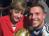 Игрок "Арсенала" продает селфи с канцлером Германии Ангелой Меркель 