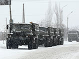 В нескольких колоннах наблюдатели насчитали более 100 военных грузовиков: некоторые стояли на обочине, а другие двигались "в западном направлении" В нескольких колоннах наблюдатели насчитали более 100 военных грузовиков: некоторые стояли на обочине, а другие двигались "в западном направлении"