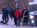В Омске пьяный пассажир устроил драку и выломал дверь у маршрутки