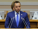 Депутатам, которые в СМИ без тени смущения сравнивают Госдуму с театром, нужно сдать мандат, заявил сенатор Константин Добрынин
