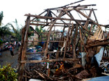 Большинство пострадавших - жители удаленного восточного острова Самар, который первый принял на себя удар тайфуна, скорость ветра которого в первые дни достигала 210 км в час