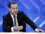 Медведев пообщался с журналистами: призвал не торопиться менять рубли, слезть с "нефтяной иглы" и не исключил перемены в кабмине