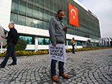 у офиса Zaman в Стамбуле собралась толпа, скандирующая: "Свободную прессу нельзя заткнуть"