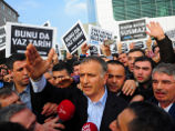 Главный редактор издания Zaman Экрем Думанлы из центра толпы кричал полицейским: "Человек, которого надо арестовать, ждет здесь. Давайте, подходите и берите меня. Я вас жду". Позднее, впрочем, Думанлы все же арестовали. Главный редактор издания Zaman Экрем Думанлы из центра толпы кричал полицейским: "Человек, которого надо арестовать, ждет здесь. Давайте, подходите и берите меня. Я вас жду". Позднее, впрочем, Думанлы все же арестовали.