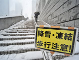Снегопад в Японии парализовал железную дорогу: более 1,3 тыс. человек ночевали в поездах и на вокзалах
