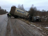 В Новгородской области три человека погибли после столкновения машины скорой помощи и грузовика