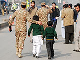По данным пакистанской газеты The Times of India, один из шести захватчиков привел в действие пояс со взрывчаткой. Официально подтверждено, что количество жертв среди детей уже превысило 100 человек, еще около сотни - были ранены