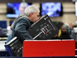 Чтобы спасти свои рублевые сбережения от инфляции, многие россияне бросились скупать бытовую электронику, мебель и ювелирные изделия. В сетевых магазинах возник ажиотаж, который совпал еще и с предновогодними распродажами Чтобы спасти свои рублевые сбережения от инфляции, многие россияне бросились скупать бытовую электронику, мебель и ювелирные изделия. В сетевых магазинах возник ажиотаж, который совпал еще и с предновогодними распродажами