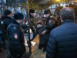 Защитники прав животных заперлись в клетке с оленем в центре Москвы