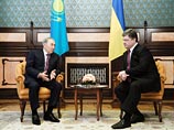 Назарбаев поздравил Порошенко с "первой большой победой". "Вы смогли провести выборы в Раду и сформировать правительство. Это ваша первая большая победа в качестве президента. Выработка минских протоколов также является вашей заслугой"